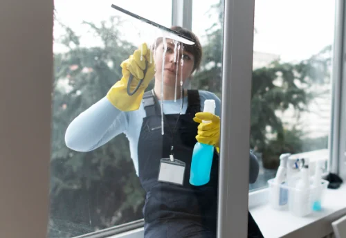 Nettoyage de vitres intérieures et extérieures à Sainte-Sévère